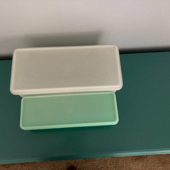 Tupperware Set of Two Containers Celery Crisper & Bread Keeper - Picture 2 of 10